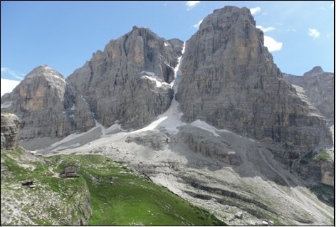 succede nellarte ad esempio, dove lartista esprime se stesso e il suo mondo attraverso un modo personale ed interpretativo. La montagna esprime tutta se stessa e spetta alluomo percepirla ed interpretarla, ma allo stesso tempo anchegli pu esprimere se stesso e quello che sente. 
La prova fisica a cui viene sottoposto luomo per raggiungere la cima, il punto pi ambito,  unesperienza comune e condivisibile tra le persone, quindi il rapporto materiale con la montagna  pi o meno uguale in qualsiasi persona, ma solo il rapporto che nasce allinterno di questesperienza, il rapporto sentimentale,  personale e lascia unimpronta sempre diversa nella psiche delluomo. 
Vivere la montagna  vivere un mondo diverso e particolare da quello di tutti i giorni, un mondo che ci coglie sempre di sorpresa e che trasmette ogni volta sensazioni nuove. 
Silvia F.
